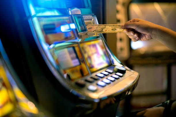 Video Poker dimainkan di konsol terkomputerisasi, menyerupai mesin slot