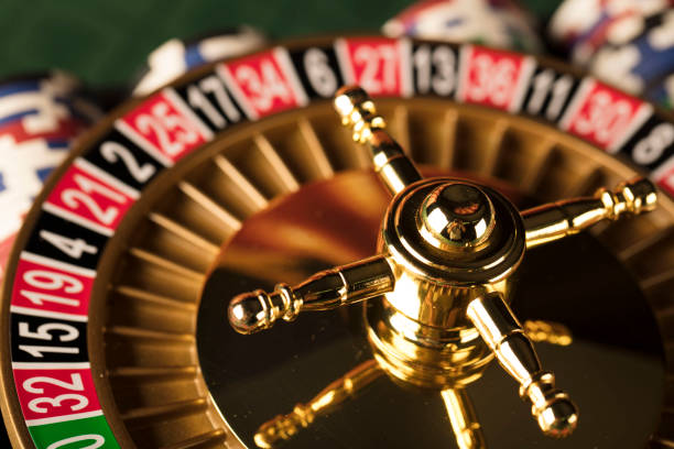 Roulette online langsung menggabungkan kenyamanan kasino virtual dengan kegembiraan kasino fisik waktu nyata