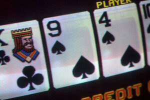 Video Poker pertama kali muncul pada tahun 1970-an